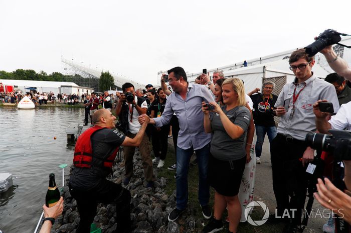 El equipo de balsa de McLaren celebra la victoria