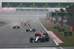 Départ : Lewis Hamilton, Mercedes AMG F1 W08 mène