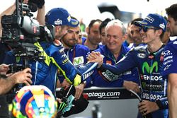 Valentino Rossi félicite Maverick Viñales, Yamaha Factory Racing, sous l’œil de Ramon Forcada