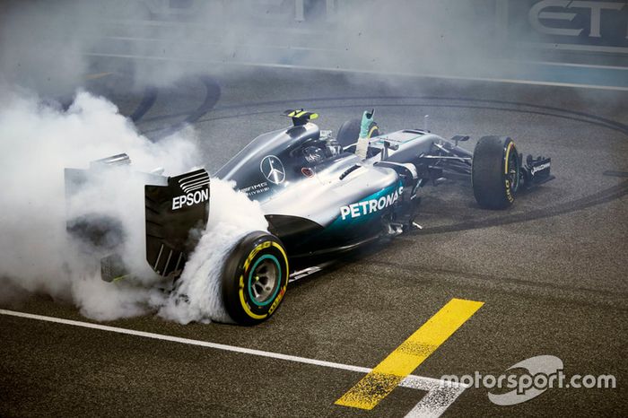 Segundo lugar de Nico Rosberg, de Mercedes AMG F1 W07 híbrido celebra su campeonato del mundo al final de la carrera