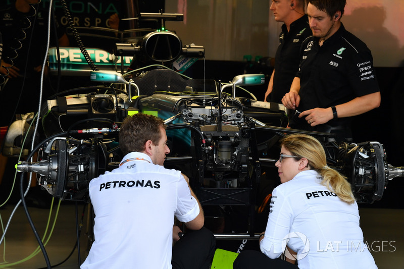 Mercedes-Benz F1 W08 front suspension