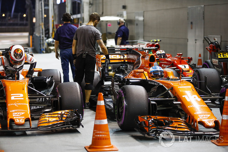 Stoffel Vandoorne, McLaren MCL32, Fernando Alonso, McLaren MCL32, llegan a Parc Ferm