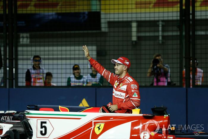Ganador de la pole Sebastian Vettel, Ferrari celebra en parc ferme
