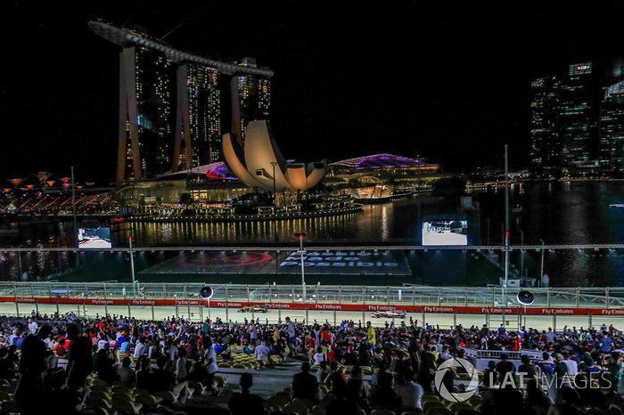 Nico Hulkenberg, Renault Sport F1 Team RS17 y Esteban Ocon, Sahara Force India VJM10