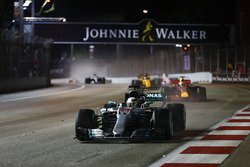Lewis Hamilton, Mercedes AMG F1 W08, Daniel Ricciardo, Red Bull Racing RB13