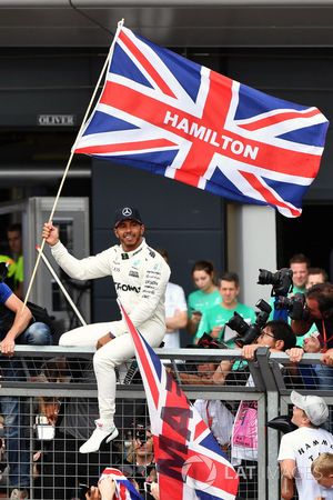 Ganador de la carrera Lewis Hamilton, Mercedes AMG F1 celebra con los fans