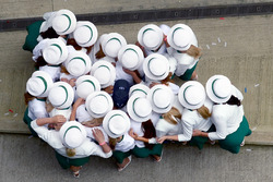 Chicas de la parrilla se ponen alrededor de ganador de la carrera Lewis Hamilton, Mercedes AMG F1