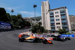 Marcus Ericsson, Sauber C36; Jenson Button, McLaren MCL32