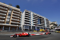 Кими Райкконен и Себастьян Феттель, Ferrari SF70H, Валттери Боттас, Mercedes AMG F1 W08