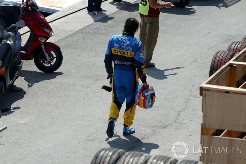 Fernando Alonso, Renault R24 after crashing