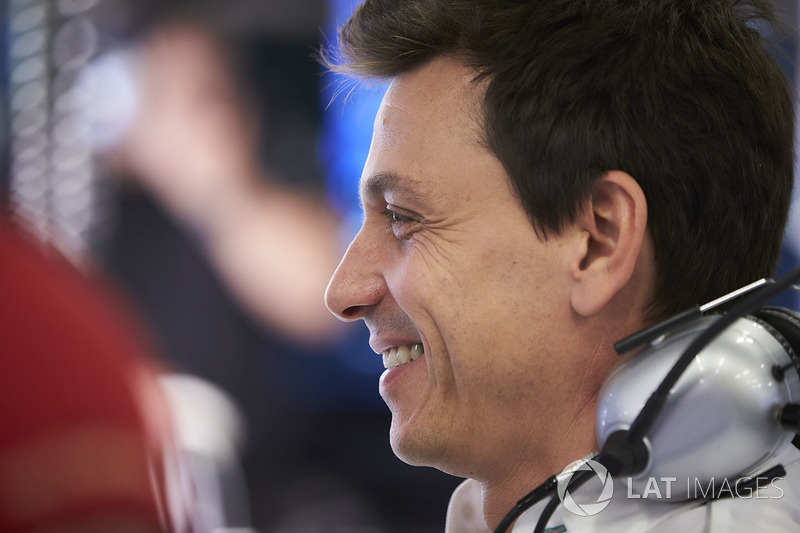 O chefe da Mercedes, Toto Wolff, já se mostrava satisfeito com o desempenho de Bottas: “Sua permanência na equipe em 2018 é algo quase automático.”