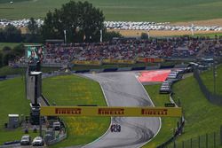 Carlos Sainz Jr., Scuderia Toro Rosso STR12 se detiene en el FP3 y es empujado por oficiales de pist