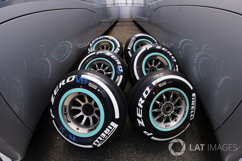 Pirelli Medium compound tyres