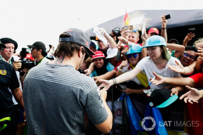 Fernando Alonso, McLaren, firma autógrafos para los aficionados