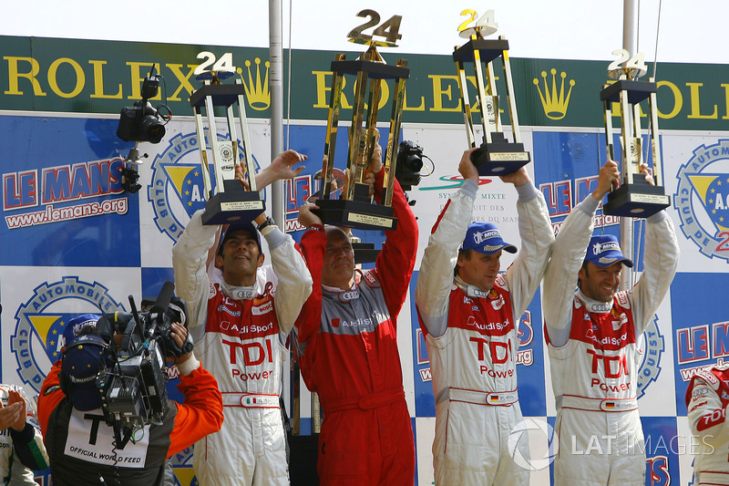 Podium: Racewinnaars Emanuele Pirro, Dr. Wolfgang Ulrich, Head of Audi Sport, Frank Biela en Marco W