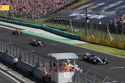 Valtteri Bottas, Mercedes-Benz F1 W08 Hybrid et Lewis Hamilton, Mercedes-Benz F1 W08 Hybrid passent sous le drapeau à damier