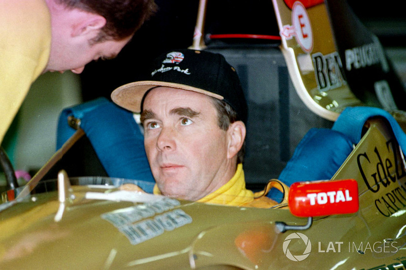 Nigel Mansell checkt de cockpit van de Jordan Peugeot