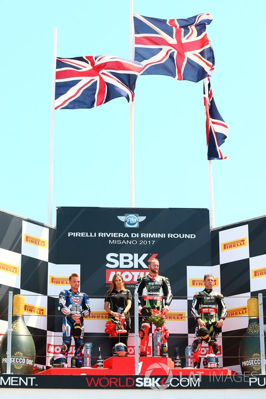 Podium: Segundo lugar Alex Lowes, Pata Yamaha, ganador de la carrera Tom Sykes, Kawasaki Racing, tercer lugar Jonathan Rea, Kawasaki Racing