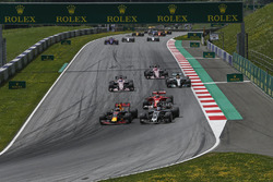 Daniel Ricciardo, Red Bull Racing RB13, Romain Grosjean, Haas F1 Team VF-17