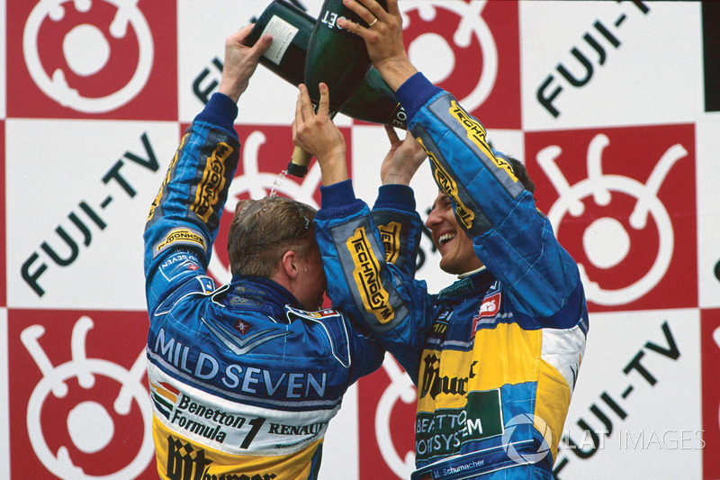 Podio: el ganador Michael Schumacher, Benetton y el tercer clasificado Johnny Herbert, Benetton