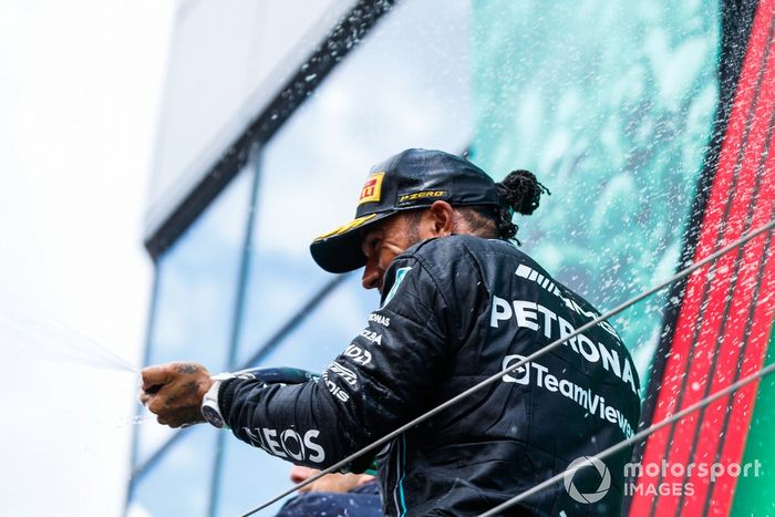 Lewis Hamilton, Mercedes-AMG, 3ª posición, rocía Champán en el podio