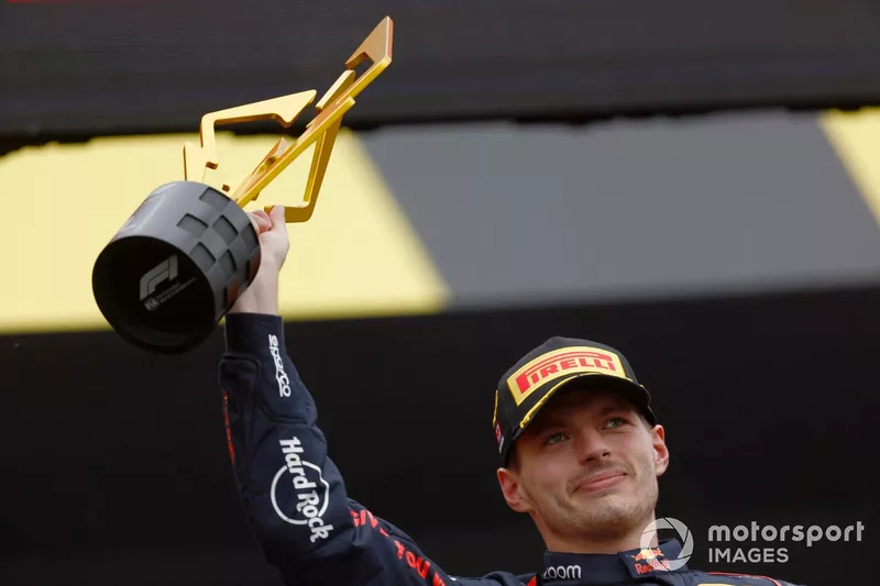 Max Verstappen, Red Bull Racing, 1° posizione, solleva il trofeo dei vincitori