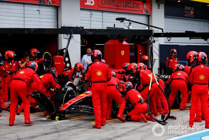 Charles Leclerc, Ferrari SF-23, en boxes