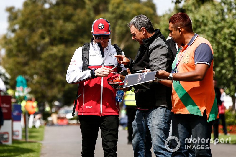 Kimi Raikkonen, Alfa Romeo Racing, firma autografi ai tifosi