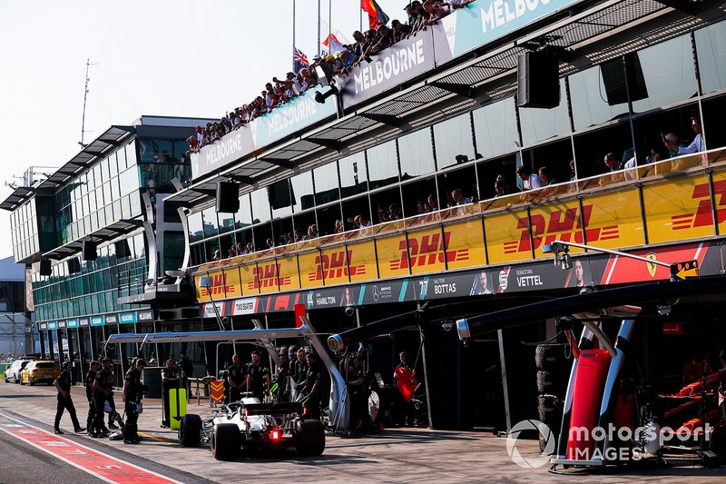 Valtteri Bottas, Mercedes AMG W10, fuori dal suo box