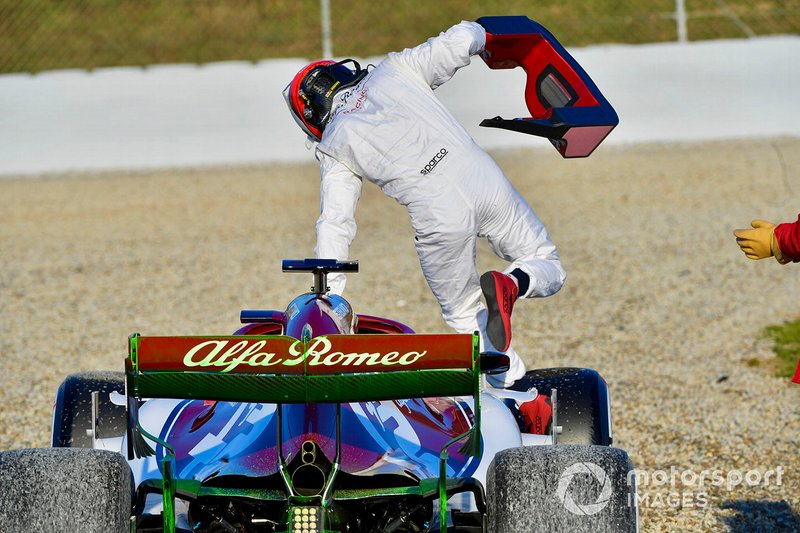 Kimi Raikkonen sale del Alfa Romeo Racing C38
