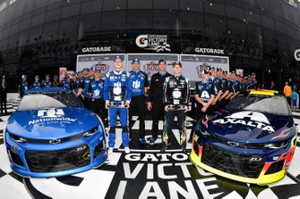 El ganador de la pole, William Byron, Hendrick Motorsports, Chevrolet Camaro Axalta y Alex Bowman, Hendrick Motorsports, Chevrolet Camaro Nationwide