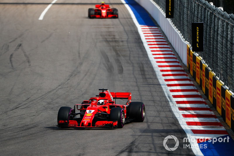 Sebastian Vettel, Ferrari SF71H, precede Kimi Raikkonen, Ferrari SF71H