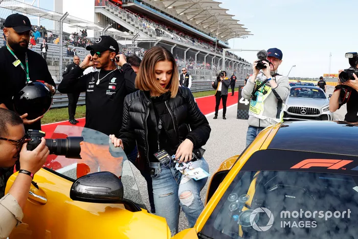 La actriz y modelo Millie Bobby Brown consigue un viaje de HotLaps con Lewis Hamilton, Mercedes AMG F1