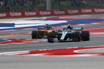 Valtteri Bottas, Mercedes AMG F1 W09 EQ Power+ e Fernando Alonso, McLaren MCL33
