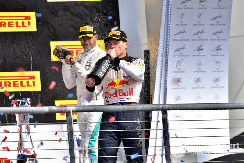 Льюіс Хемілтон, Mercedes AMG F1, та Макс Ферстаппен, Red Bull Racing, святкують на подіумі