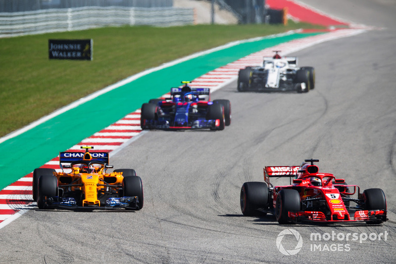 Sebastian Vettel, Ferrari SF71H, precede Stoffel Vandoorne, McLaren MCL33, Pierre Gasly, Scuderia Toro Rosso STR13, e Marcus Ericsson, Sauber C37