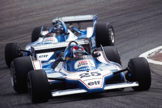 Patrick Depailler, Ligier JS11 Ford, mène devant son coéquipier, Jacques Laffite