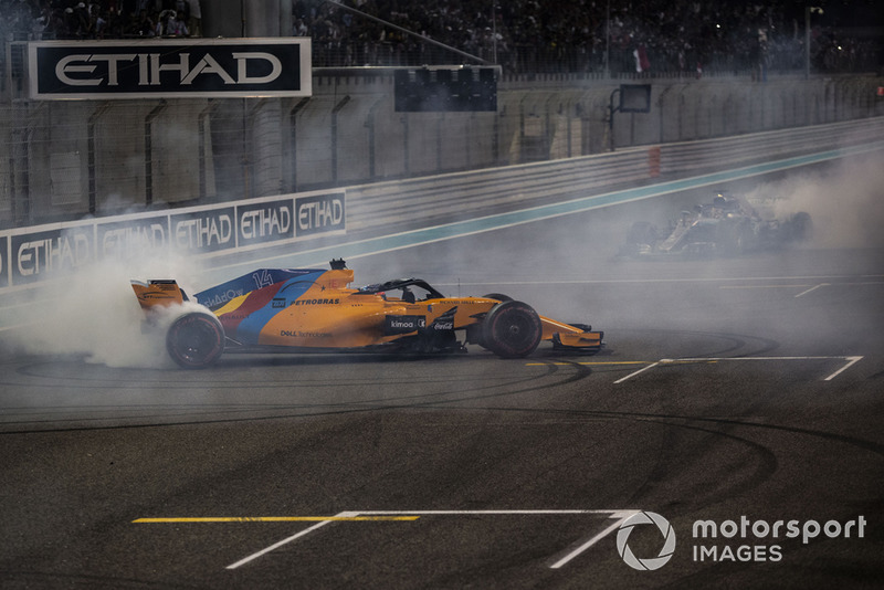 Fernando Alonso, McLaren MCL33 y Lewis Hamilton, Mercedes-AMG F1 W09 haen donas al final