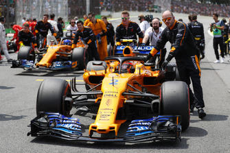 Stoffel Vandoorne, McLaren MCL33, arriveert op de grid