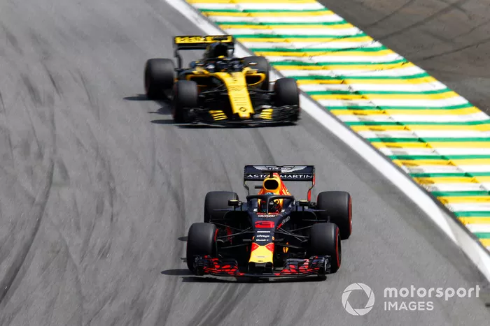 Daniel Ricciardo, Red Bull Racing RB14 y Nico Hulkenberg, Renault Sport F1 Team R.S. 18