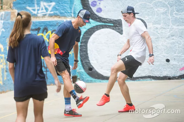 Max Verstappen y Daniel Ricciardo, Red Bull Racing juegan Futsal en Brasil