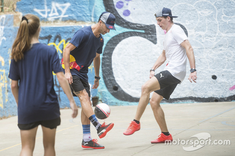 Max Verstappen y Daniel Ricciardo, Red Bull Racing juegan Futsal en Brasil