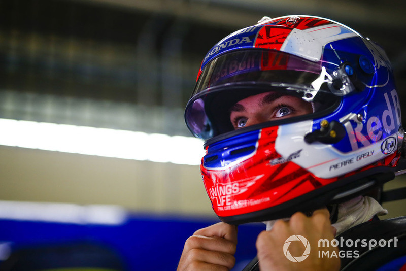 Pierre Gasly, Toro Rosso, ajuste son casque