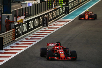 Sebastian Vettel, Ferrari SF71H, voor Kimi Raikkonen, Ferrari SF71H