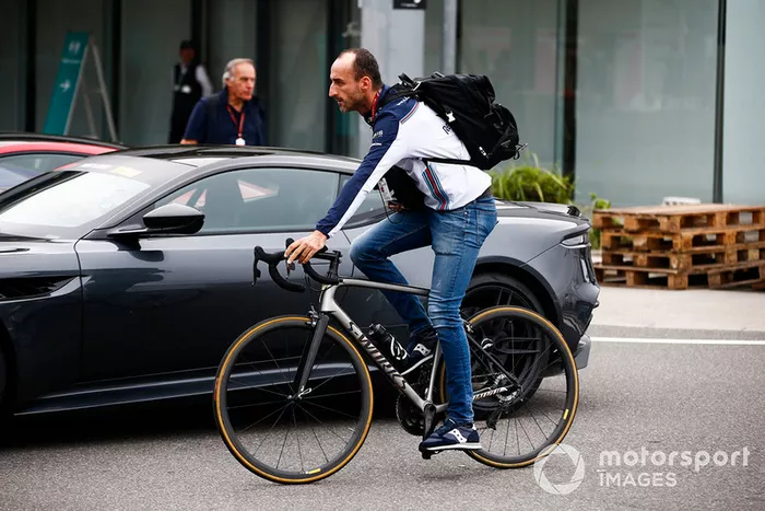 Robert Kubica, Williams Racing, llega al paddock en bicicleta