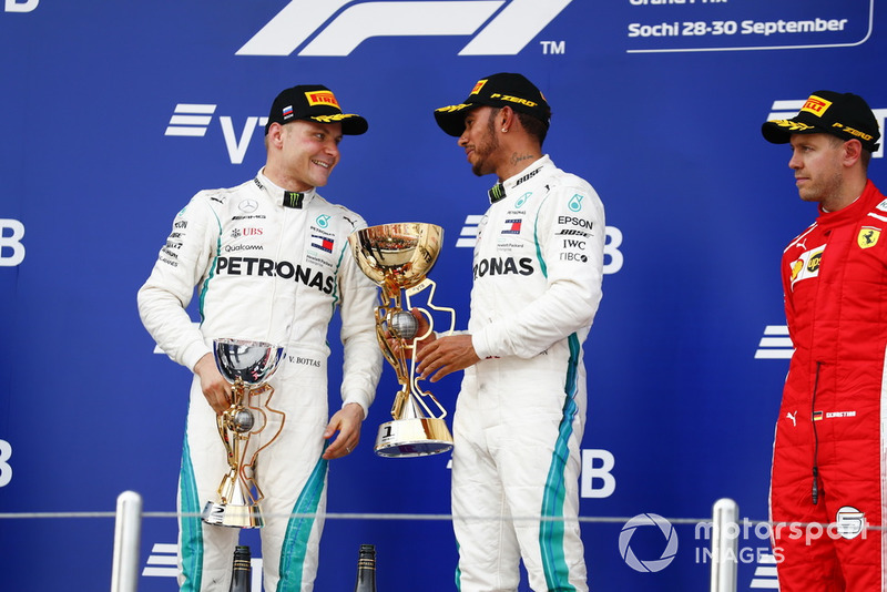 Il secondo classificato Valtteri Bottas, Mercedes AMG F1, il vincitore della gara Lewis Hamilton, Mercedes AMG F1, il terzo classificato Sebastian Vettel, Ferrari, sul podio