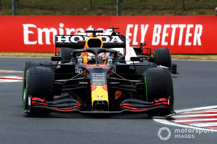 Max Verstappen, Red Bull Racing RB16B, Nikita Mazepin, Haas VF-21