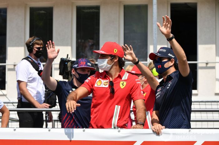 Max Verstappen, Red Bull Racing Carlos Sainz Jr., Ferrari Sergio Pérez, Red Bull Racing en el desfile de pilotos