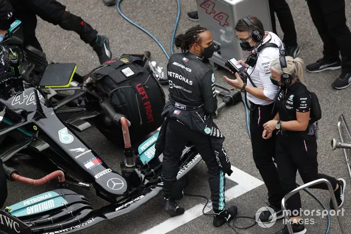 Angela Cullen, fisioterapeuta de Lewis Hamilton, ayuda a Lewis Hamilton, de Mercedes, con su pelo en la parrilla