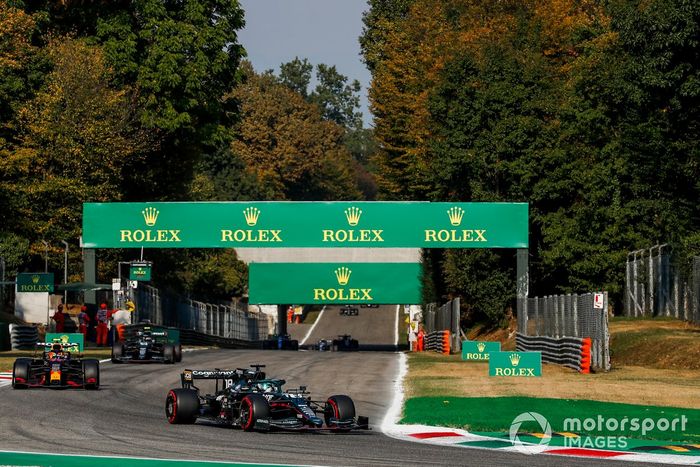 Lance Stroll, Aston Martin AMR21, Sergio Perez, Red Bull Racing RB16B